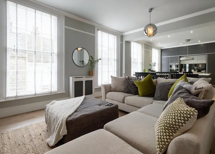 Stylish Central Apartment With Parking & Lift